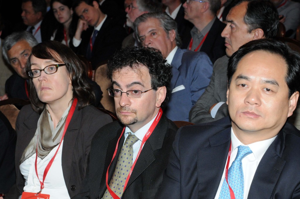 Embajador, señor Jon Benjamin de Inglaterra en Chile, a su lado el Embajador de China, señor Yang Wanming anfritiónde de  la Asia Cooper Week 2013 en Shangai y en Chile.