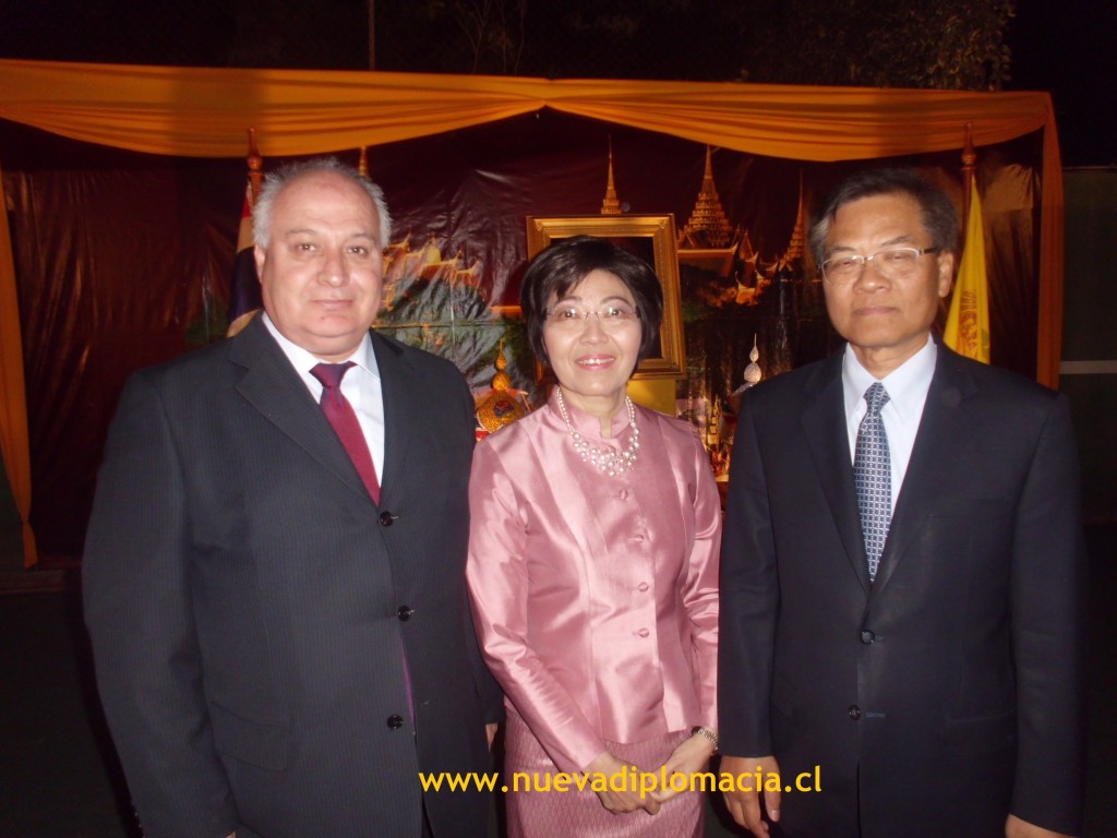 De derecha a izquierda; Embajador Excmo Sr. Surapon Petcha-Vra, Sra Petch-Vra, Sr. Cristián D. Szott Medina,  Director Revista Nueva Diplomacia en Chile.