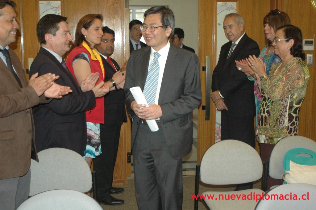 S.E. Naoto Nikai Embajador del Japón, es recibido con aplausos por autoridades nacionales., beneficiadas por el APC.