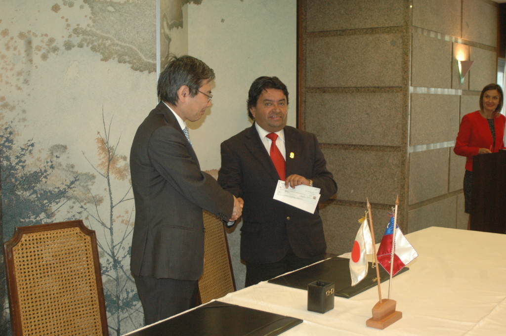 S.E. Naoto Nikai Embajador del Japón, Carlos Valenzuela Alcalde de Constitución.