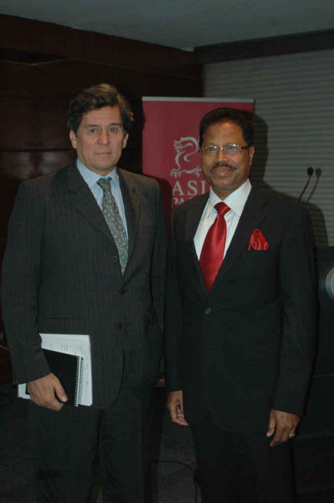 S.E. Andrés Barbe Embajador de Chile en India y S.E. Debraj Pradhan Embajador de India en Chile en el histórico encuentro.