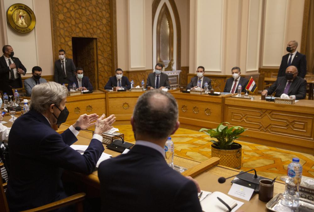 El enviado climático de Estados Unidos, John Kerry, segundo desde la izquierda, preside sus delegaciones durante una reunión con el ministro de Relaciones Exteriores egipcio, Sameh Shoukry, en la sede del Ministerio de Relaciones Exteriores en El Cairo, Egipto, el lunes 21 de febrero de 2022. (AP Foto/Amr Nabil)