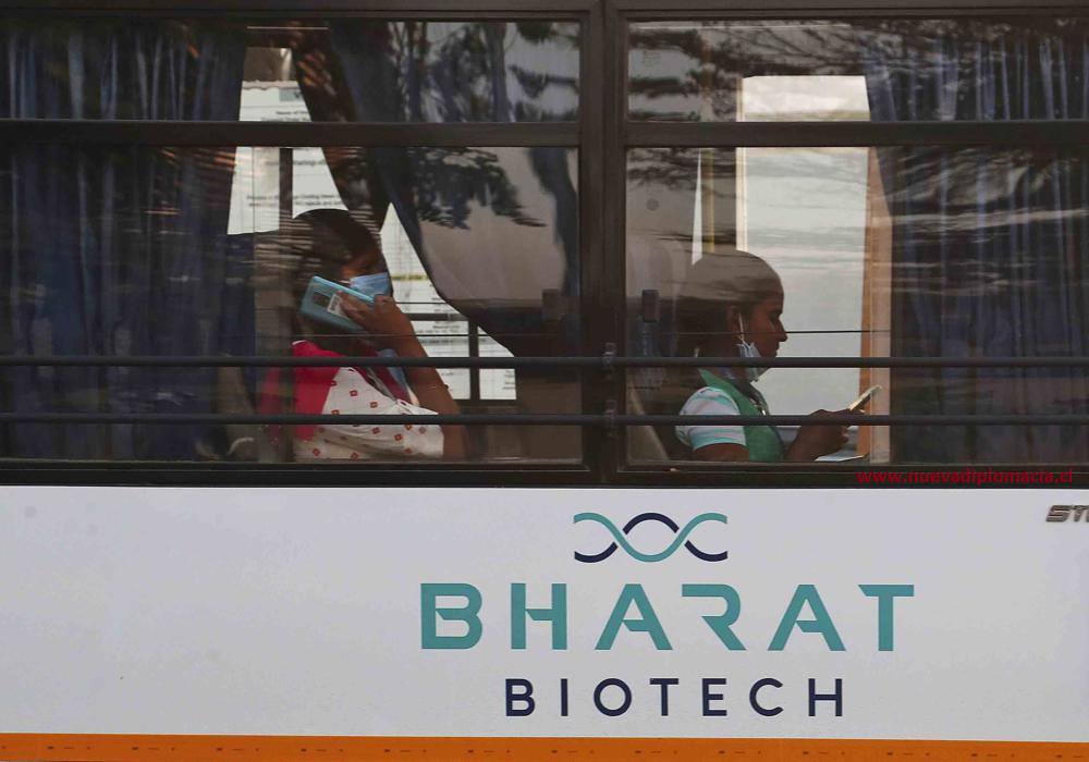 Archivo- Un empleado de Bharat Biotech habla por teléfono móvil dentro de un autobús en las afueras de Hyderabad, India, el sábado 9 de enero de 2021. India aprobó el martes 6 de septiembre de 2022 un nuevo enfoque para la vacunación contra el COVID-19, una versión nasal diseñada para combatir el virus justo donde ingresa al cuerpo. La vacuna fue desarrollada por científicos de la Universidad de Washington en St. Louis y luego autorizada al fabricante indio de vacunas Bharat Biotech. (AP Photo/Mahesh Kumar A., Archivo)